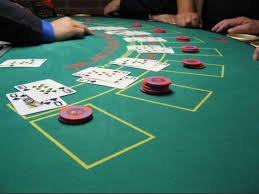 Dealer kasino langsung profesional memandu permainan